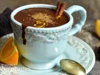 Ζεστό ρόφημα σοκολάτας με άρωμα πορτοκάλι, βανίλιας και κανέλα 