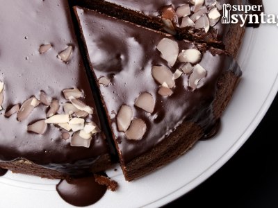 Εύκολη τούρτα σοκολάτα με αμύγδαλα