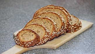 Σπιτικό και απλό ψωμί ολικής άλεσης 