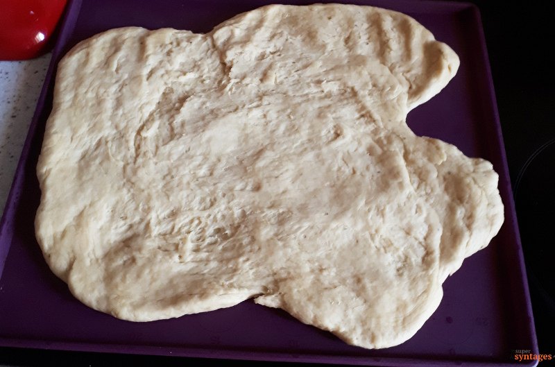 Η εύκολη ζύμη για πίτσα πάνω στο φυλλο σιλικόνης έτοιμη να την απλώσουμε με τα δάχτυλα ή τον πλάστη