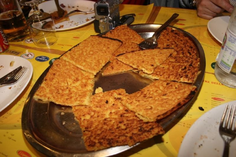 Farinata από ρεβύθια όπως σερβίρεται σε ιταλικό εστιατόριο (Εικονα Wikipedia)