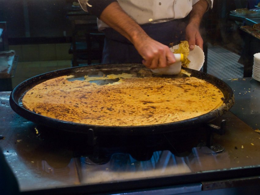Το ψωμί socca όπως το φτιάχνουν στους φούρνους της Νίκαιας στη Γαλλία (Φωτό Wikipedia) 