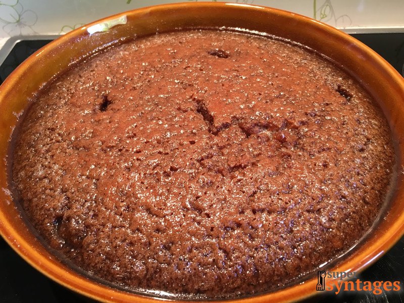Η πιο εύκολη σοκολατόπιτα: Μόλις ρίξετε το ζεστό σιρόπι στο ζεστό κέικ, θα σιροπιάσει τέλεια!