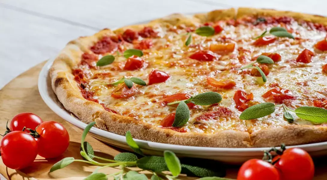 Η ιστορία της πίτσας: Πως πήρε το όνομά της και τις διάφορες μορφές της